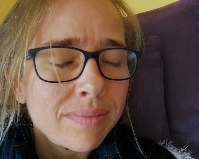 Judith Oesterle macht mit geschlossenen Augen eine Achtsamkeitsübung.